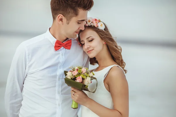 Jeune couple jouissant sur la plage — Photo