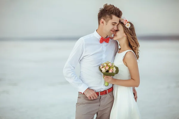 Jeune couple jouissant sur la plage — Photo