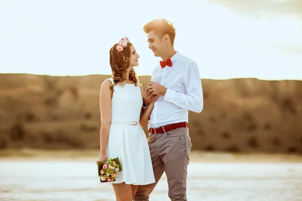 Pareja joven disfrutando en la playa —  Fotos de Stock