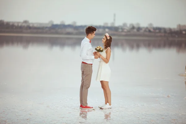 Young couple enjoying on the beach — Stock Photo, Image