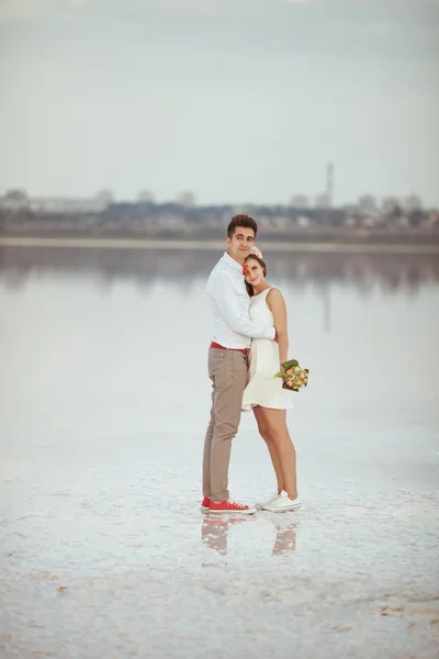 Pareja joven disfrutando en la playa —  Fotos de Stock