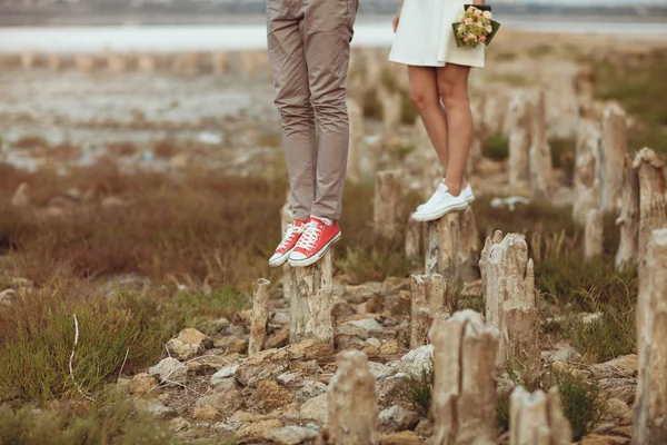 Junges Paar genießt am Strand — Stockfoto