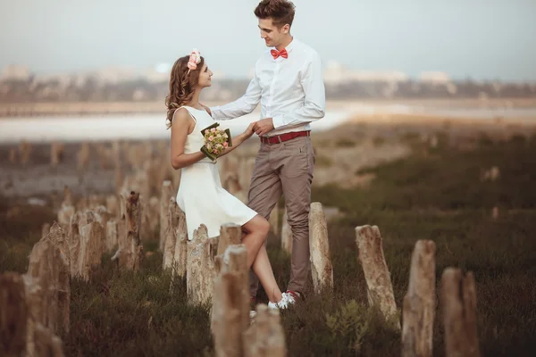 Jeune couple jouissant sur la plage — Photo