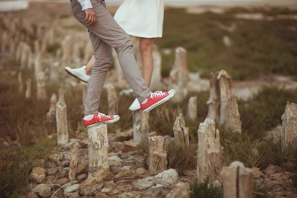 Jeune couple jouissant sur la plage — Photo