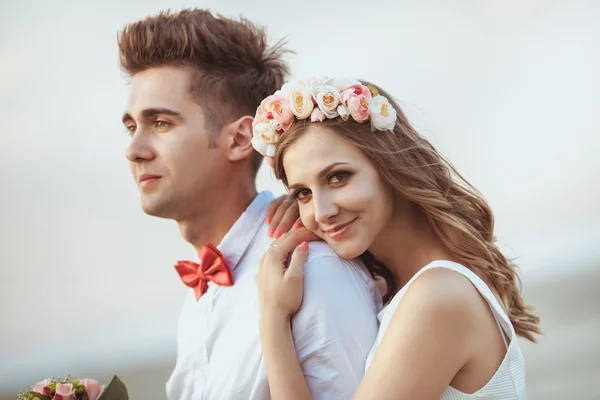 Feliz jovem casal passar tempo juntos — Fotografia de Stock