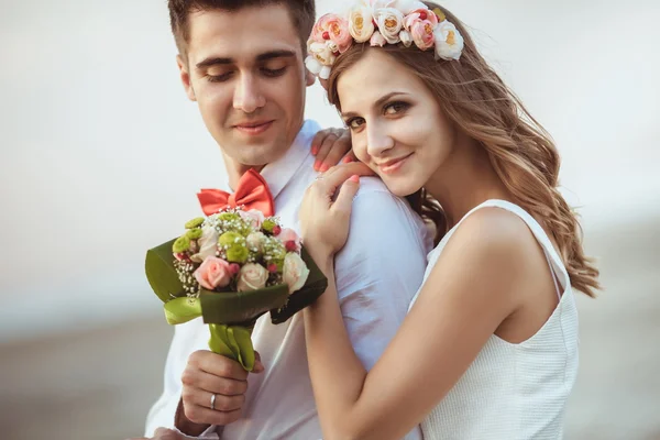 Glückliches junges Paar verbringt Zeit miteinander — Stockfoto