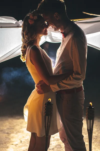 Feliz jovem casal passar tempo juntos — Fotografia de Stock