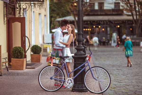 Feliz jovem casal passar tempo juntos — Fotografia de Stock