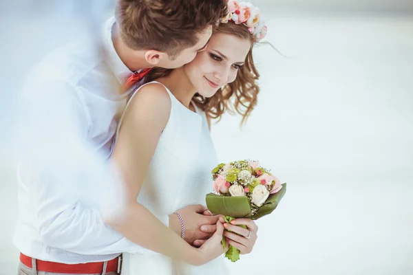 Casal desfrutando na praia . — Fotografia de Stock