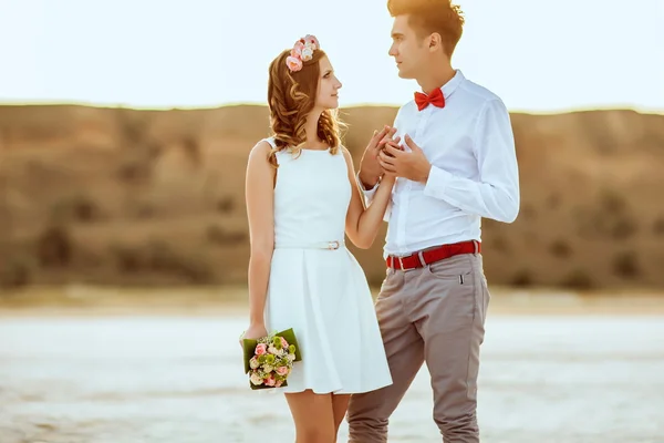 Couple jouissant sur la plage . — Photo