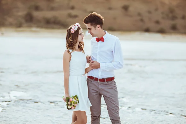 Couple jouissant sur la plage . — Photo