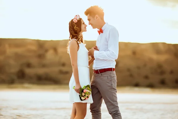 Pareja disfrutando en la playa . —  Fotos de Stock