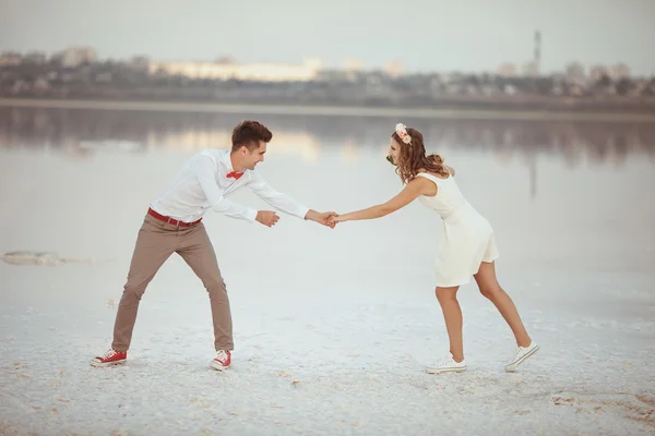 Couple jouissant sur la plage . — Photo