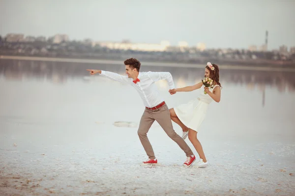 Casal desfrutando na praia . — Fotografia de Stock