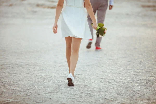 Pareja disfrutando en la playa . —  Fotos de Stock