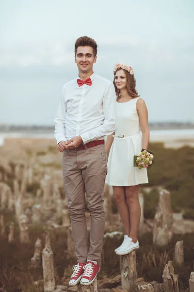 Casal desfrutando na praia . — Fotografia de Stock