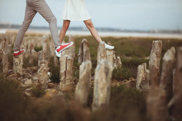 Koppel wandelen op het strand — Stockfoto