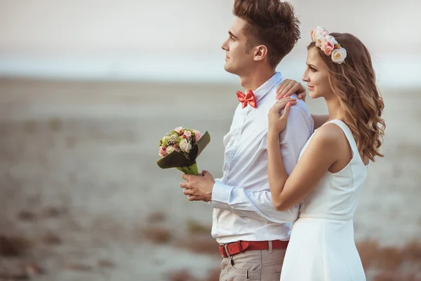 Jovem casal sorrindo — Fotografia de Stock