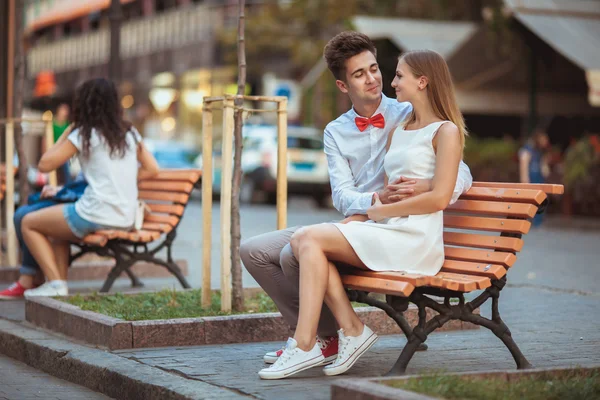 Jovem casal sorrindo — Fotografia de Stock