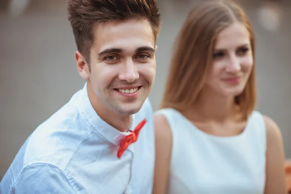 Jovem casal sorrindo — Fotografia de Stock