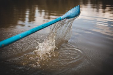 Nehir su üzerinde mavi küreği