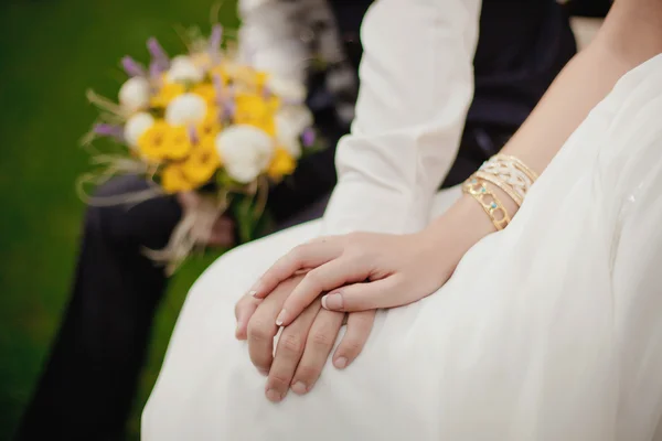 Bride and groom  on the bench — Stock Photo, Image