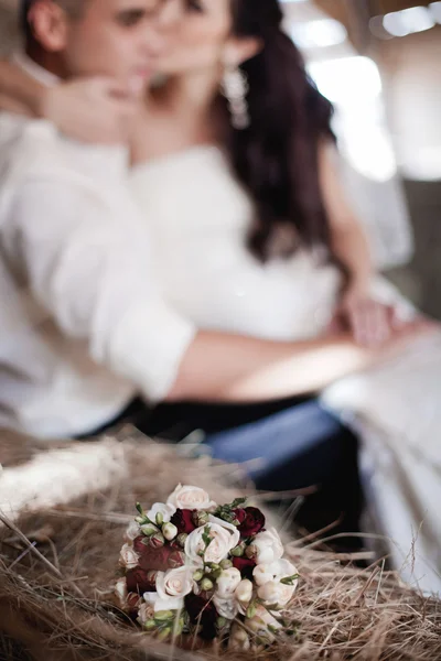 Braut und Bräutigam umarmen sich — Stockfoto