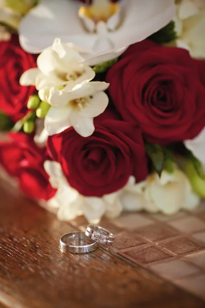 Anillos de boda y ramo — Foto de Stock