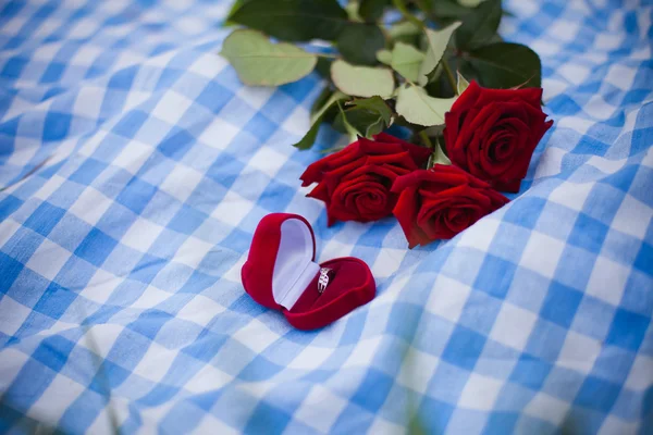 Bröllopsringar och rosor bukett — Stockfoto