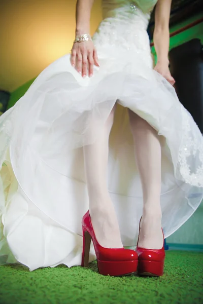 Szczegóły ślubu - panny młode czerwone buty — Zdjęcie stockowe