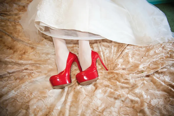 Hochzeitsdetails - rote Schuhe der Bräute — Stockfoto