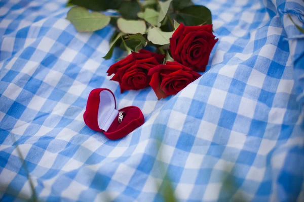 Anel de casamento e buquê de rosas — Fotografia de Stock