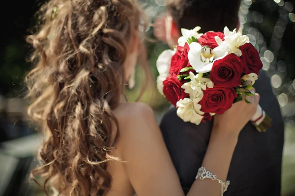 Buquê de casamento na mão de noivas — Fotografia de Stock