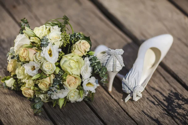 Hochzeit Blumen Strauß und Brautschuhe — Stockfoto