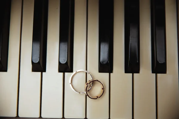 Anéis de casamento no piano — Fotografia de Stock