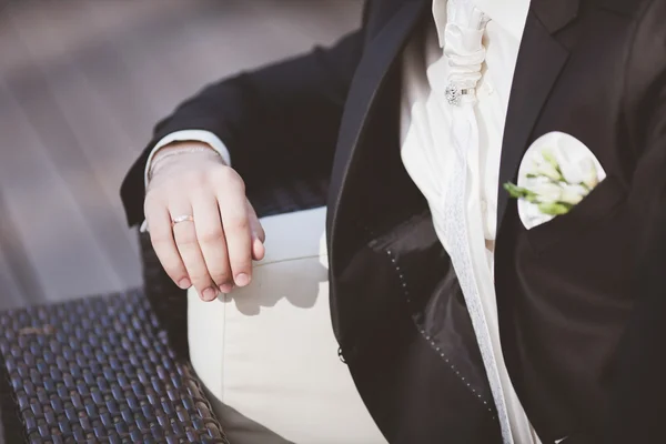 Hand of wedding groom — Stockfoto