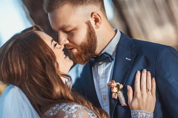 Bruid en bruidegom kussen op bruiloft — Stockfoto