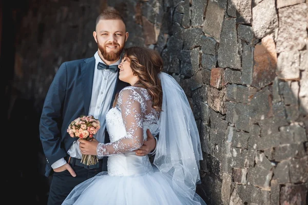 Gelukkig jonge bruid en bruidegom — Stockfoto