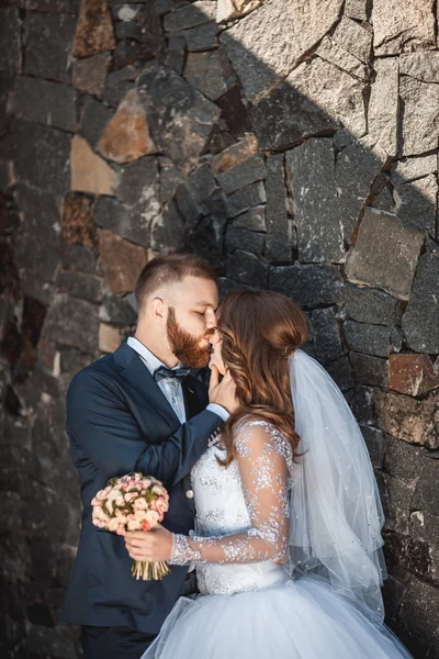 Bruid en bruidegom kussen op bruiloft — Stockfoto