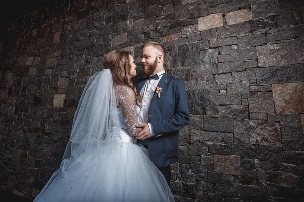 Feliz joven novia y novio —  Fotos de Stock