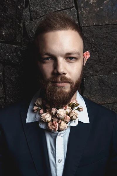 Жених с бородой и цветами — стоковое фото