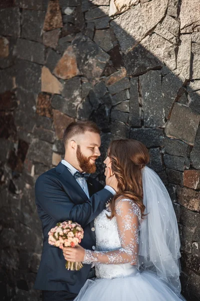 Jonge bruid en bruidegom — Stockfoto