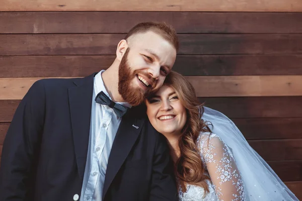 Happy bride and groom at wedding — Stock Photo, Image