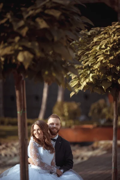 Mariée heureuse et marié au mariage — Photo