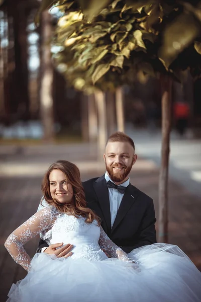 Happy bride and groom at wedding — Stock Photo, Image