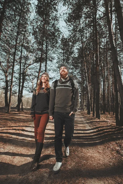 Gelukkige paar wandelen in het bos — Stockfoto