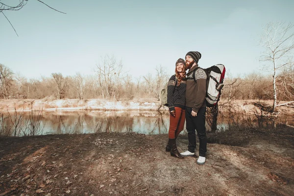 Casal feliz em pé na margem do lago — Fotografia de Stock