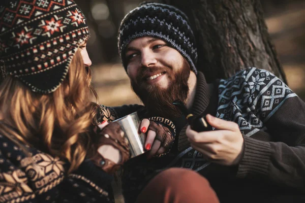 Couple heureux en plein air — Photo