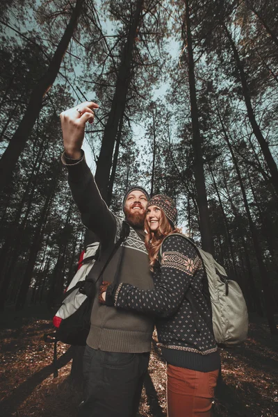 Couple de touristes prenant selfie — Photo