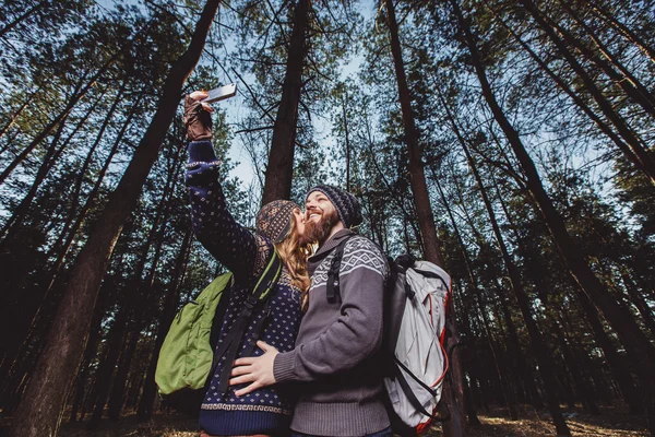 Pár turistů, přičemž selfie — Stock fotografie